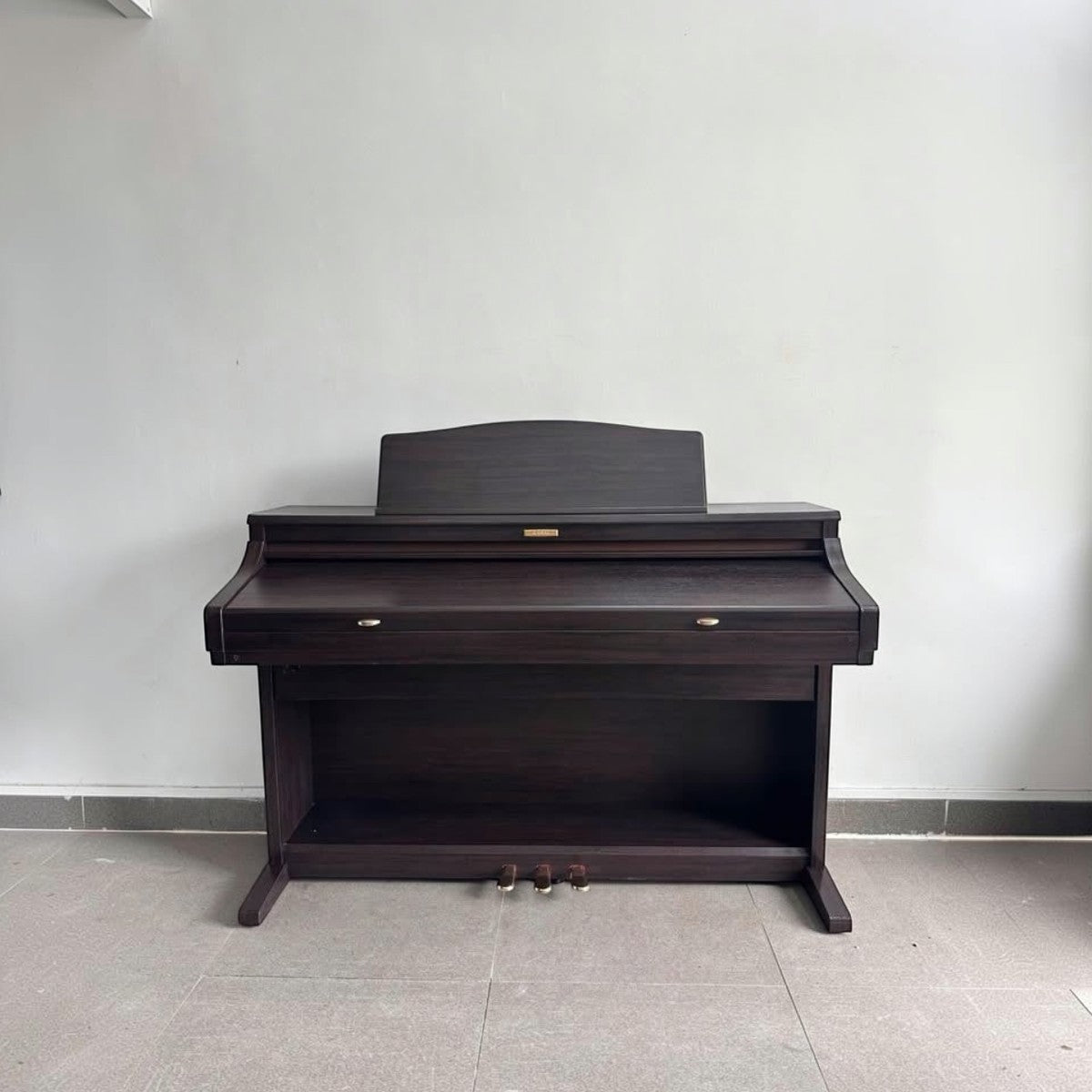 Đàn piano điện Kawai CA71 màu gỗ tối sang trọng tại Tân Nhạc Cụ với thiết kế dáng tủ cổ điển và bàn phím gỗ