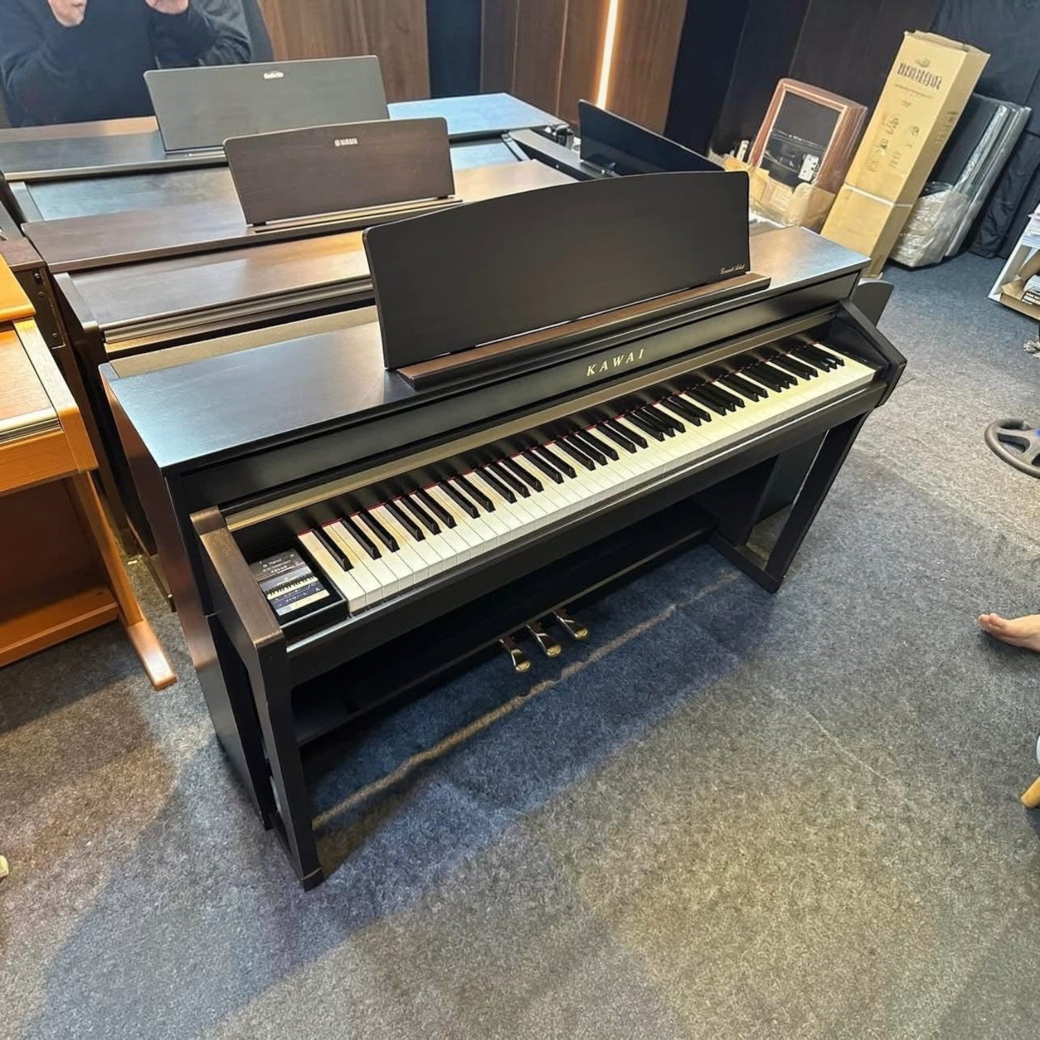 Đàn piano điện Kawai CA78 dáng tủ màu đen sang trọng với bàn phím gỗ tại showroom TÂN NHẠC CỤ