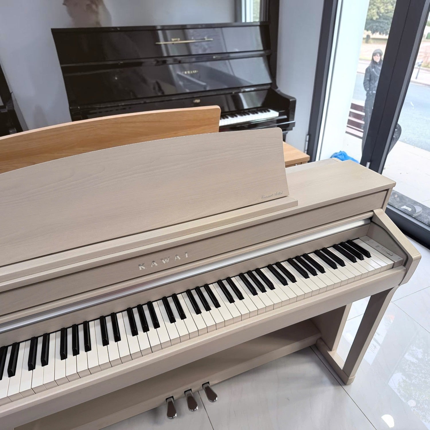 Đàn piano điện Kawai CA78 màu gỗ sáng tại cửa hàng TÂN NHẠC CỤ, thiết kế dáng tủ sang trọng với bàn phím gỗ cao cấp