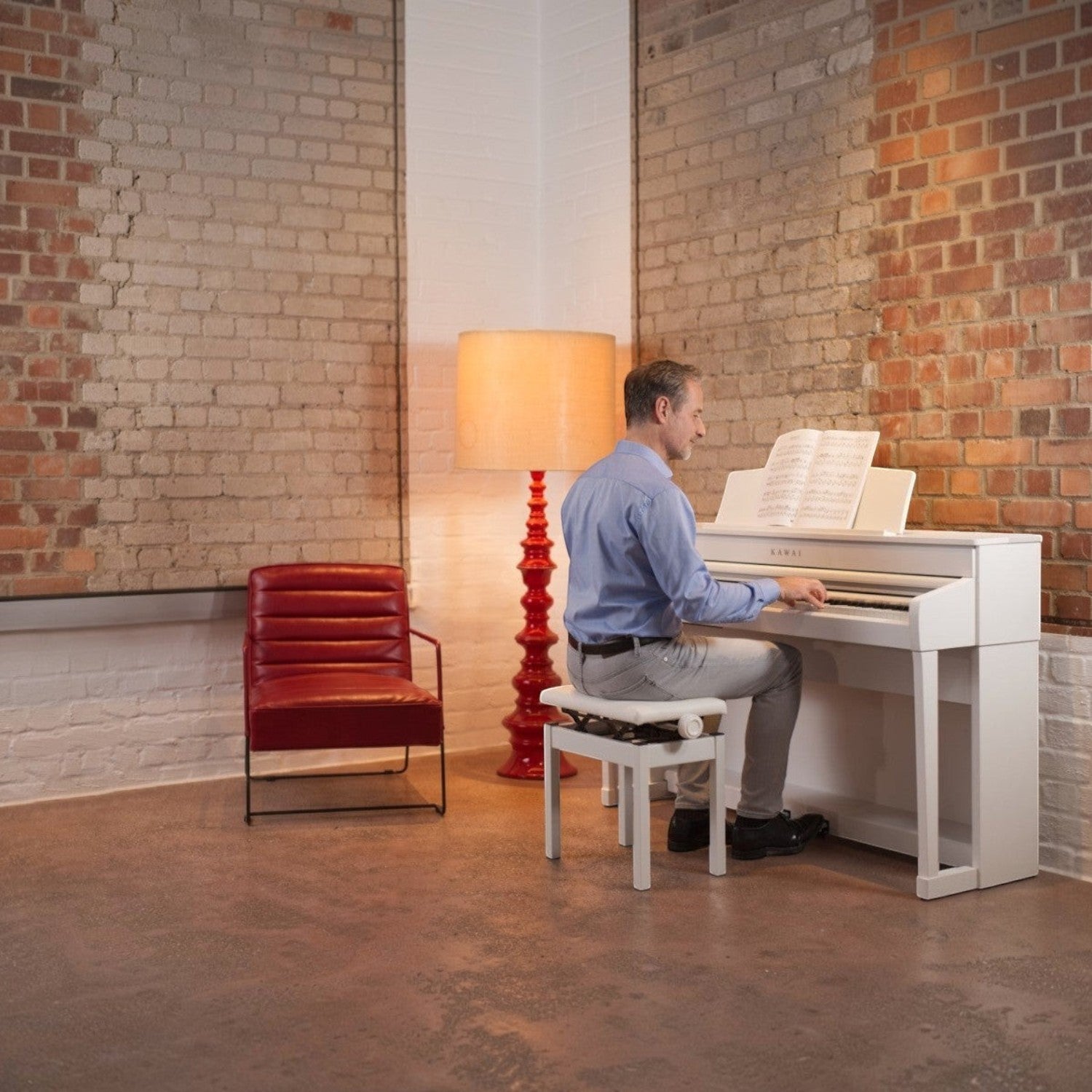 Người đàn ông chơi đàn piano điện Kawai CA79 màu trắng với bàn phím gỗ tại showroom TÂN NHẠC CỤ