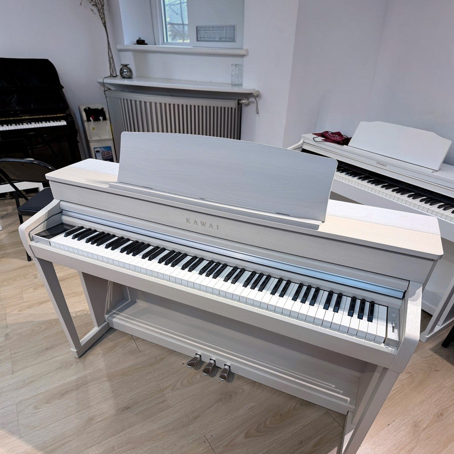 Đàn piano điện Kawai CA79 màu trắng tại showroom TÂN NHẠC CỤ với bàn phím gỗ Grand Feel III cao cấp