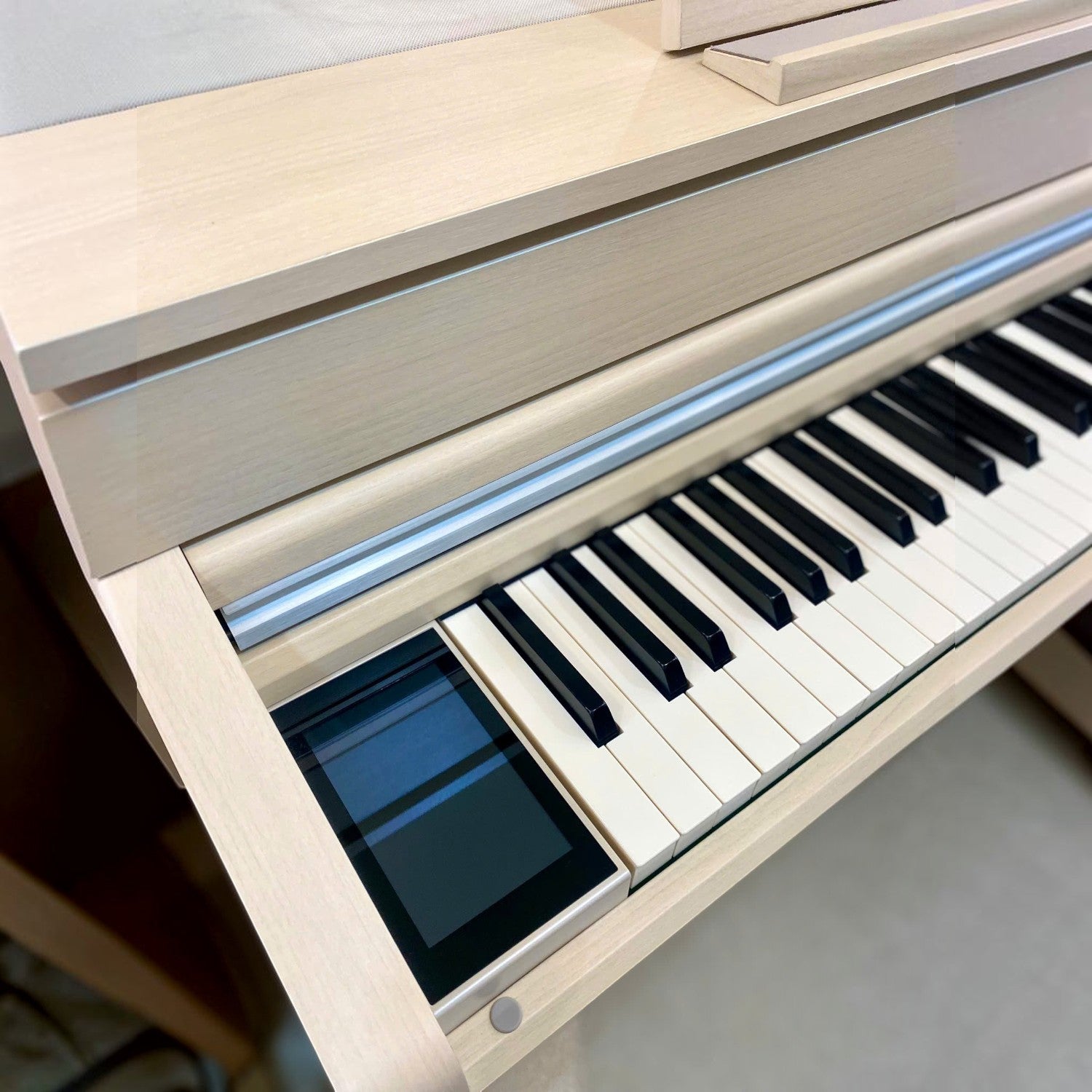 Đàn piano điện Kawai CA79 màu gỗ sáng tại TÂN NHẠC CỤ với bàn phím gỗ Grand Feel III và màn hình cảm ứng hiện đại