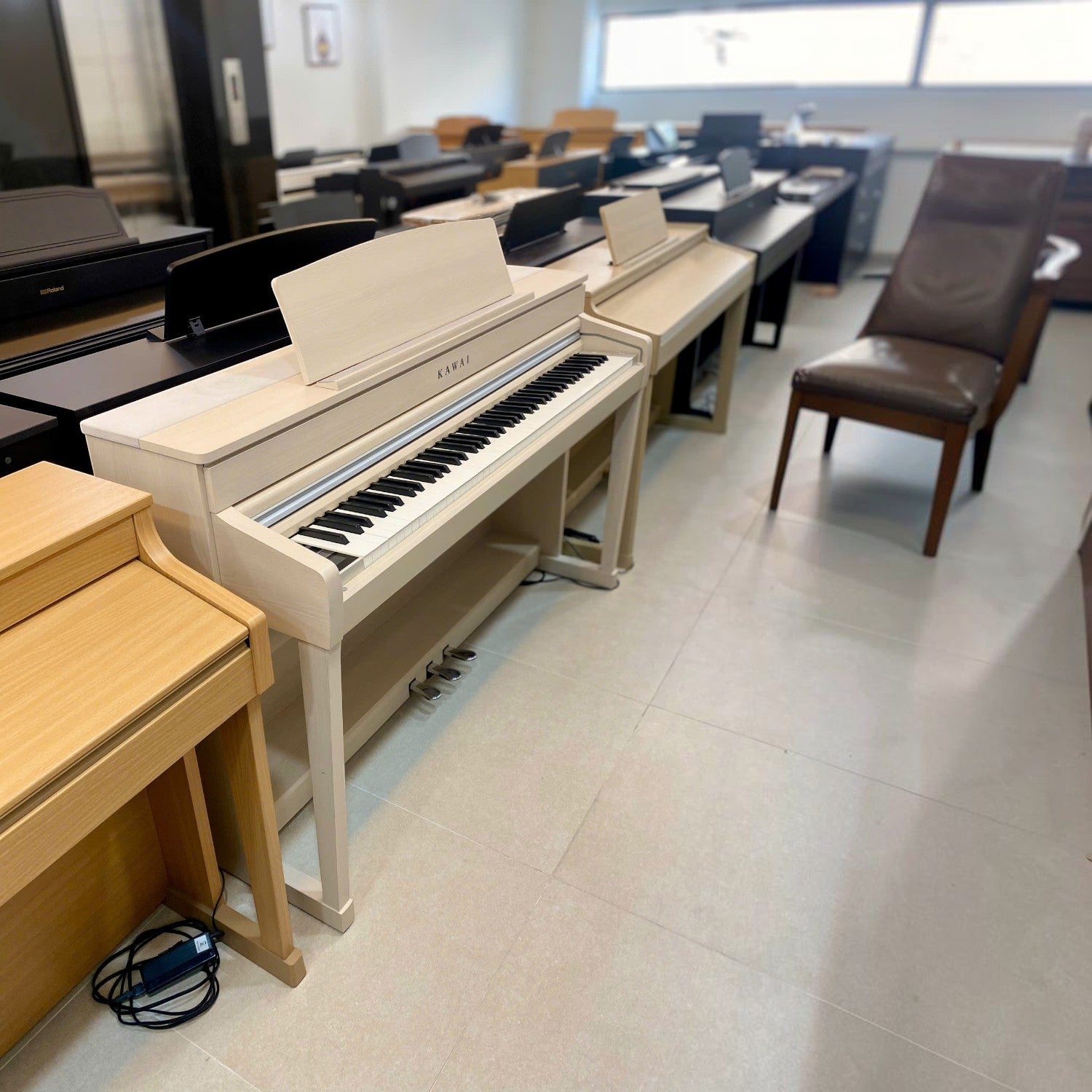 Đàn piano điện Kawai CA79 màu gỗ sáng tại showroom TÂN NHẠC CỤ với bàn phím gỗ Grand Feel III chân thực