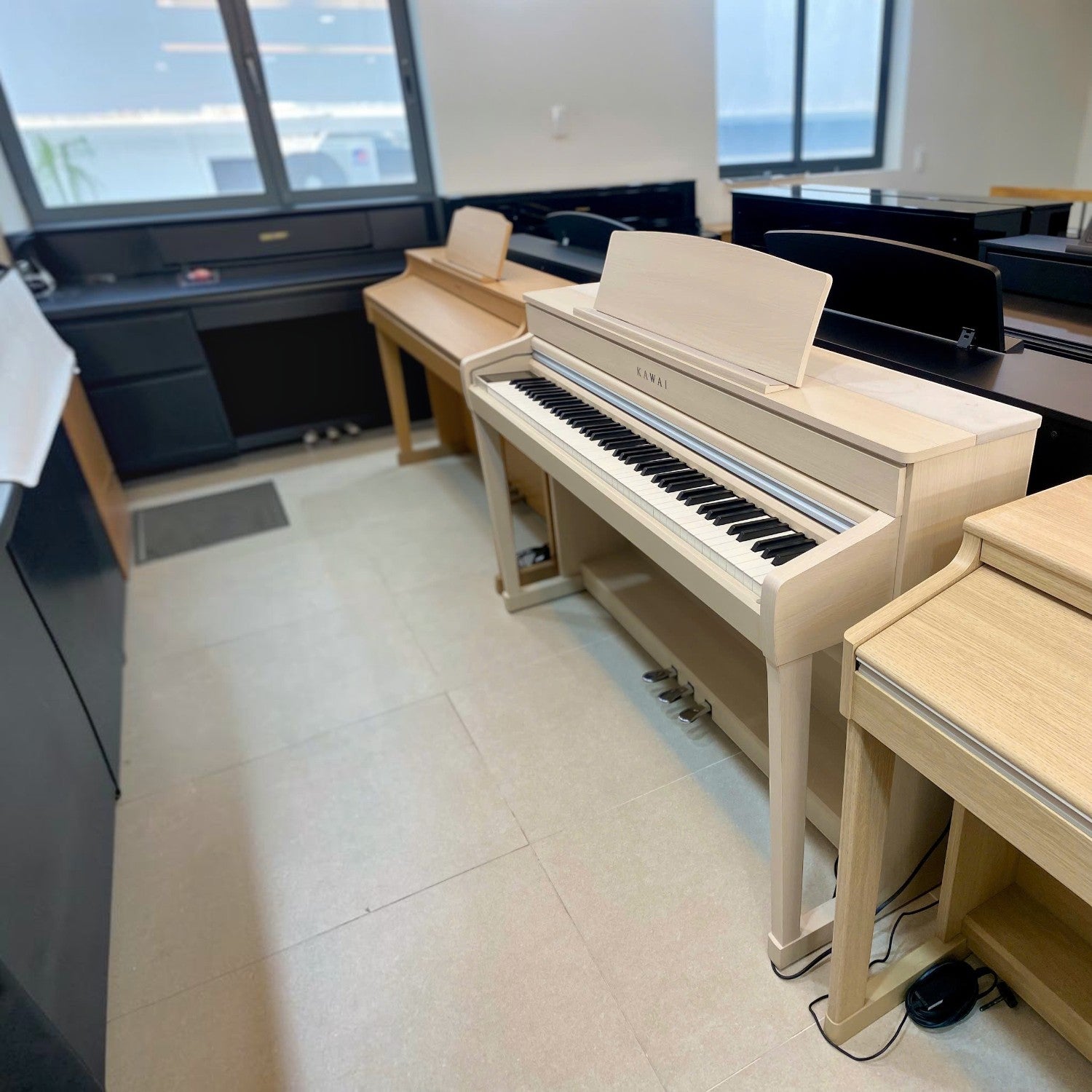 Đàn piano điện Kawai CA79 màu gỗ sáng tại showroom TÂN NHẠC CỤ với bàn phím gỗ Grand Feel III cao cấp