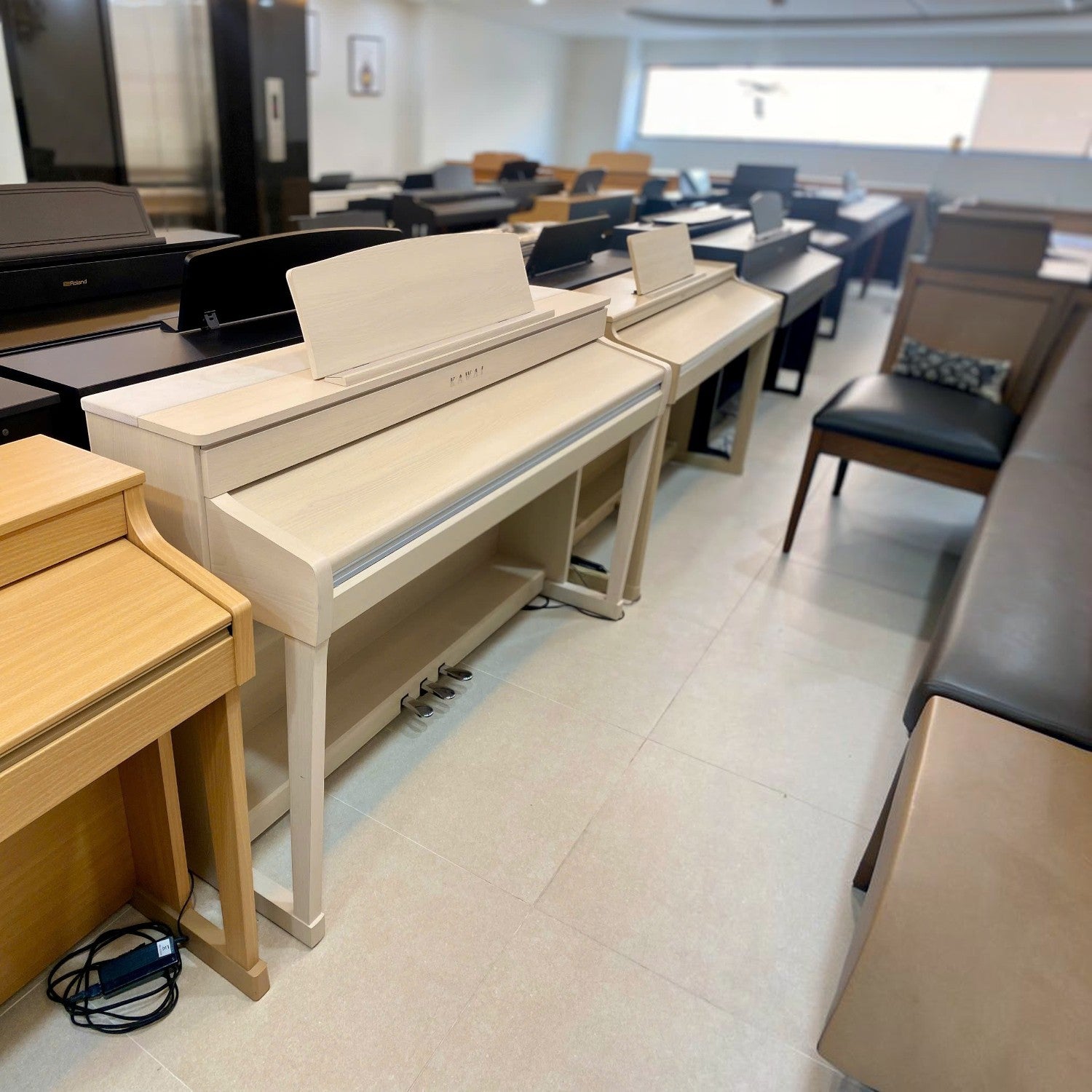 Đàn piano điện Kawai CA79 màu gỗ sáng tại showroom TÂN NHẠC CỤ với bàn phím gỗ Grand Feel III cao cấp