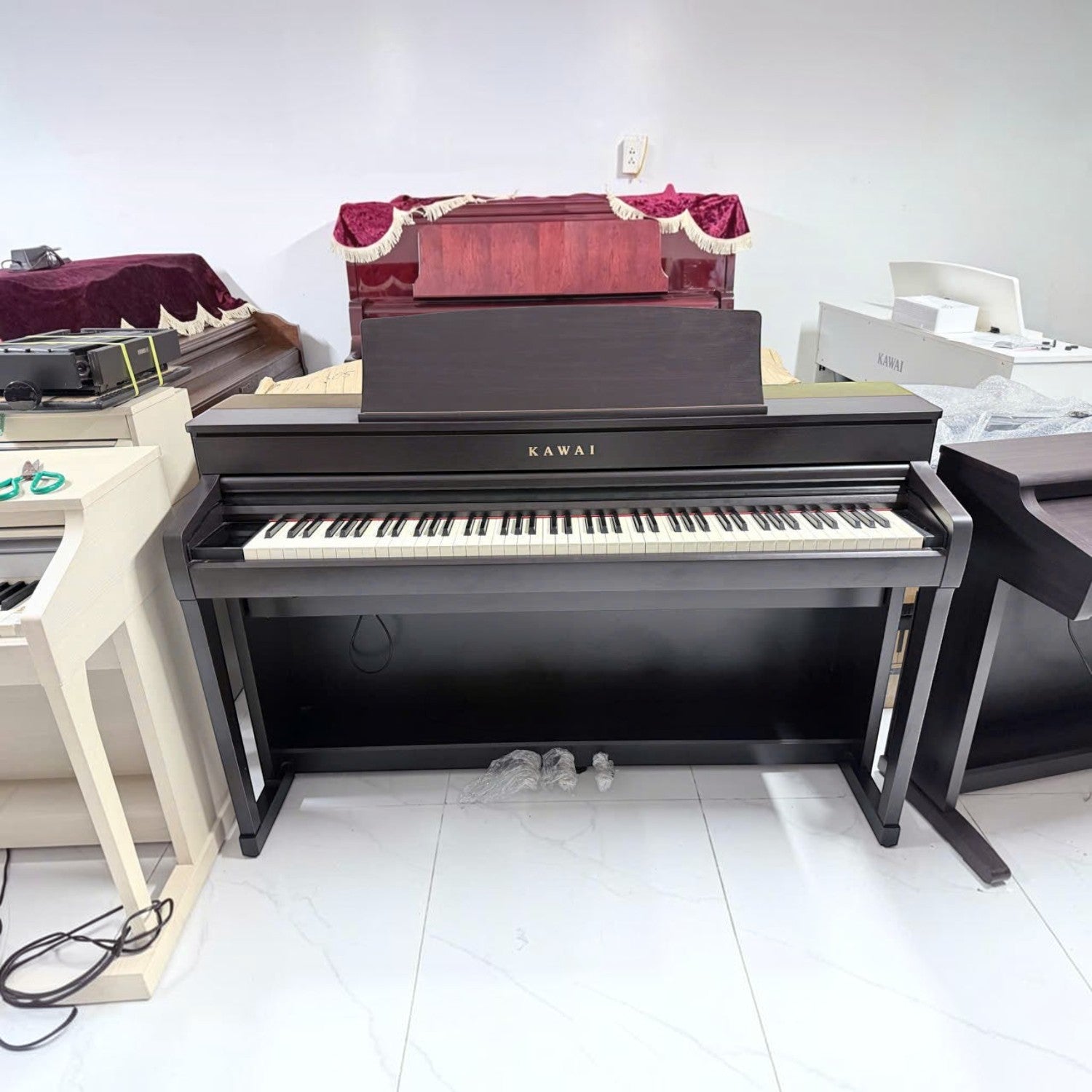 Đàn piano điện Kawai CA79 màu nâu gỗ sang trọng tại showroom TÂN NHẠC CỤ với bàn phím gỗ Grand Feel III chân thực