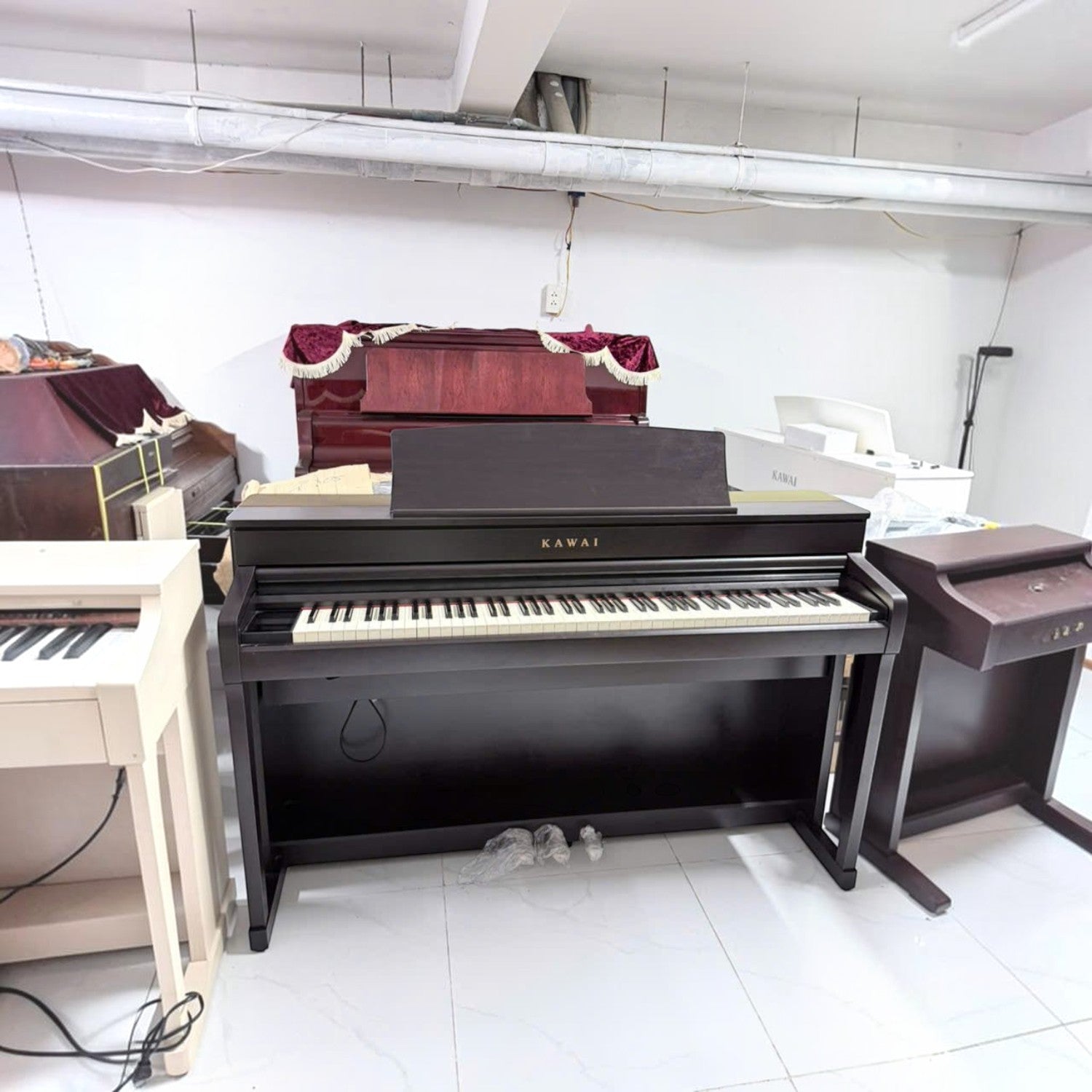 Đàn piano điện Kawai CA79 màu nâu gỗ sang trọng tại showroom TÂN NHẠC CỤ với bàn phím gỗ Grand Feel III chân thực