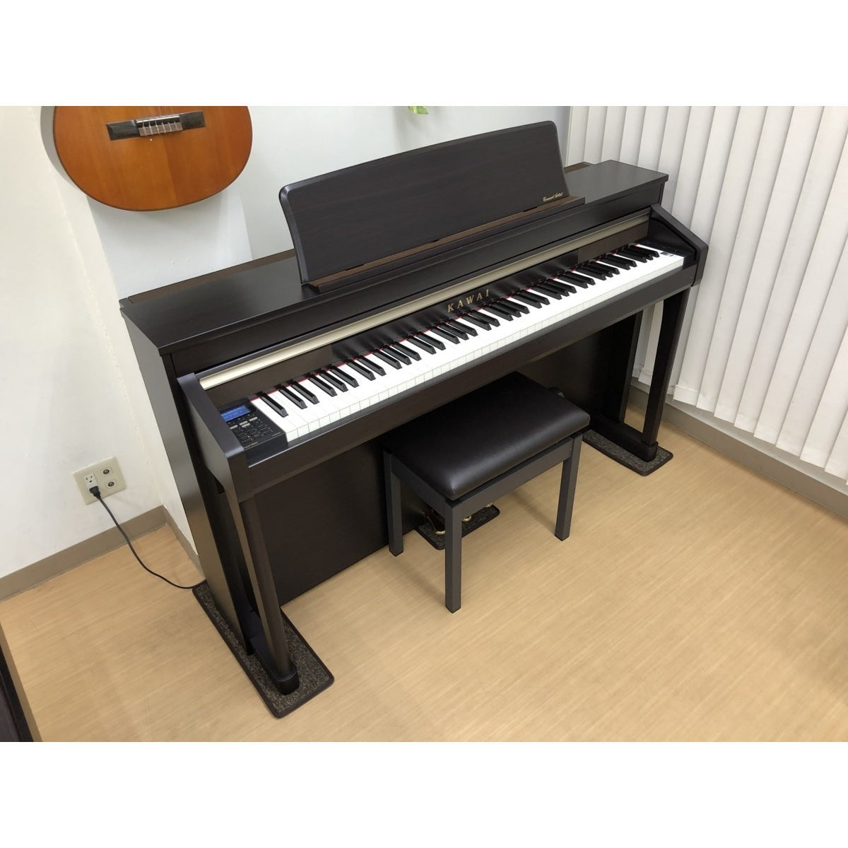 Đàn piano điện TÂN NHẠC CỤ Kawai CA9700GP màu đen với bàn phím gỗ Grand Feel sang trọng trong không gian phòng