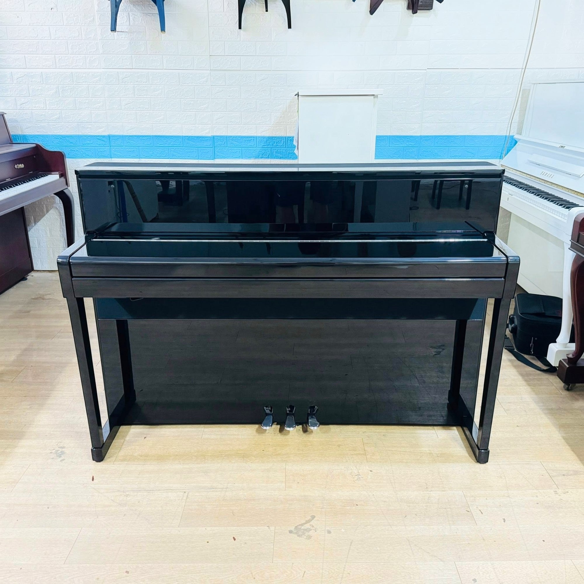 Đàn piano điện Kawai CA99 PE màu đen bóng sang trọng tại TÂN NHẠC CỤ với thiết kế upright hiện đại