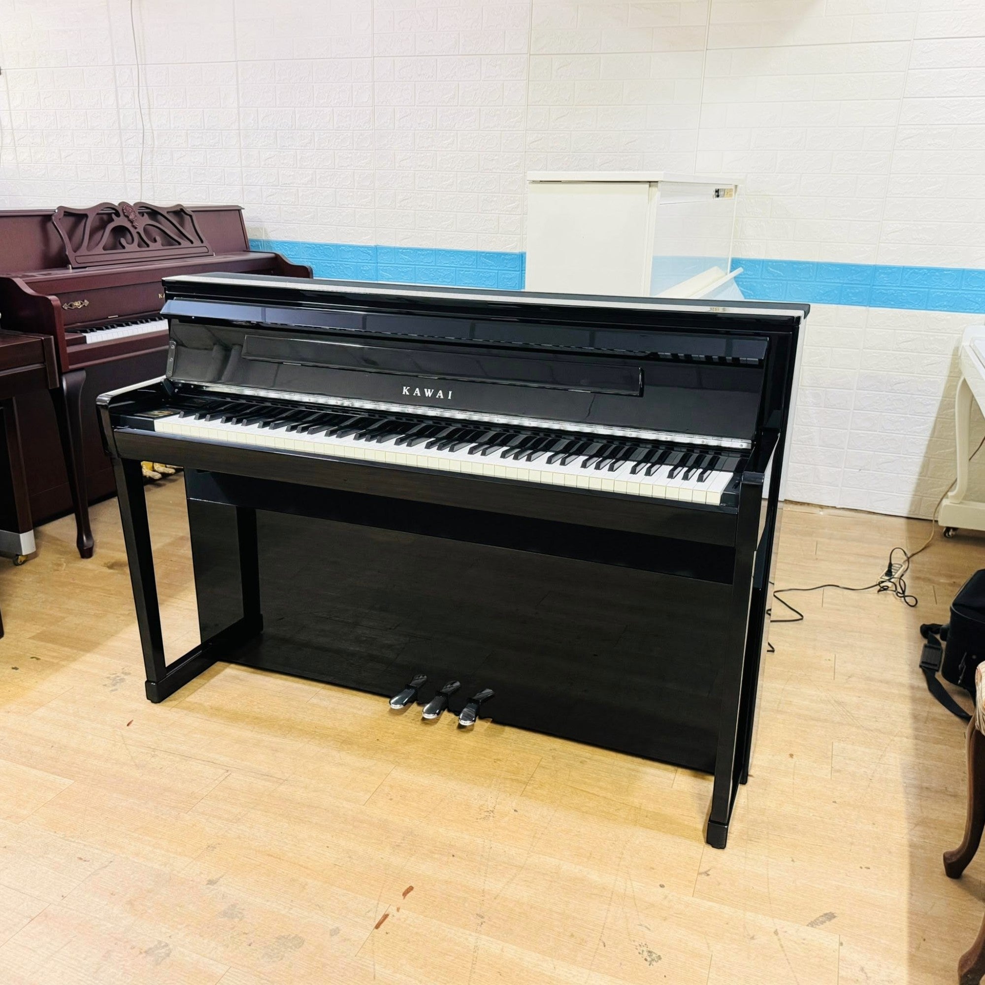 Đàn piano điện Kawai CA99 PE màu đen bóng sang trọng tại cửa hàng TÂN NHẠC CỤ với thiết kế upright hiện đại
