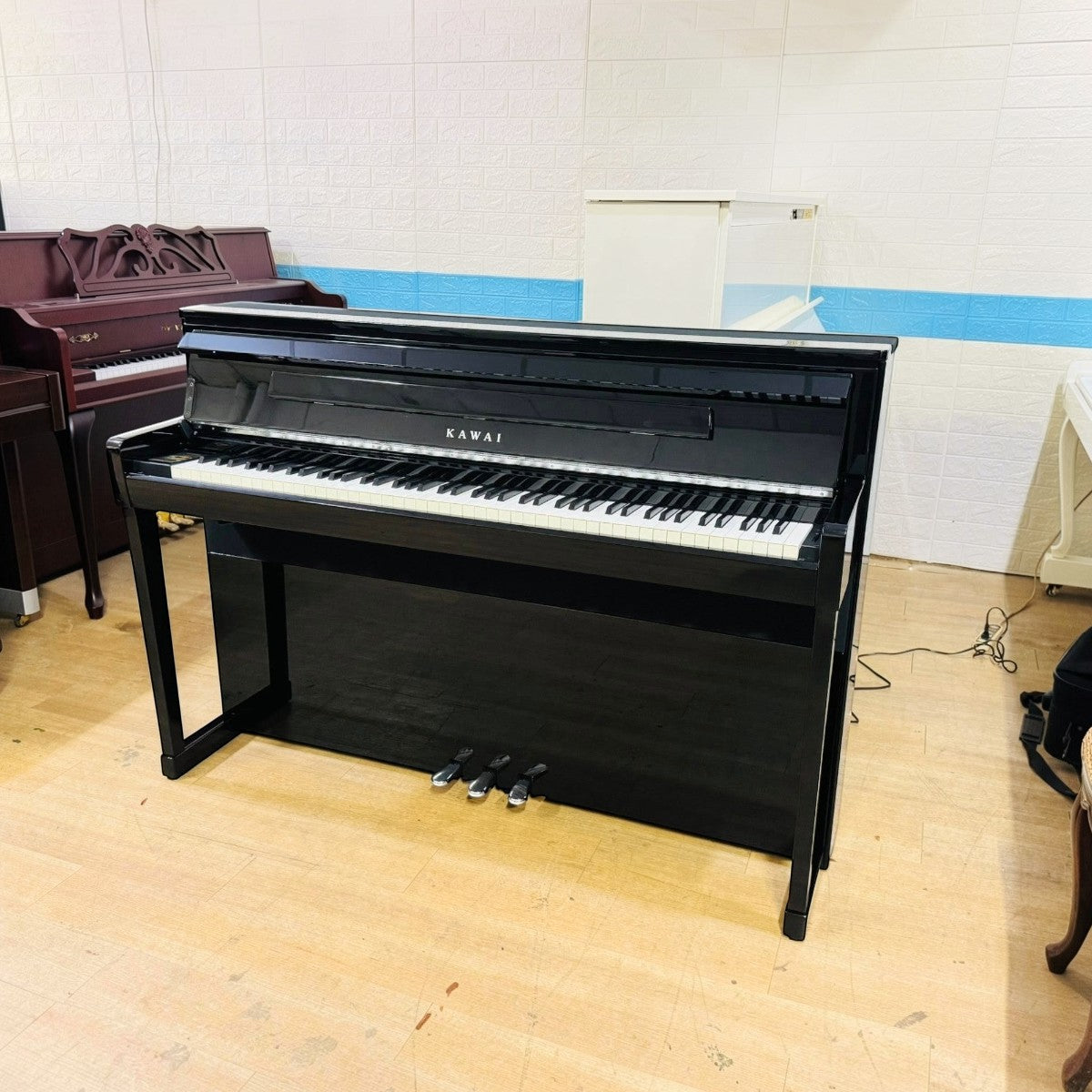 Đàn piano điện TÂN NHẠC CỤ Kawai CA99 màu đen bóng với bàn phím gỗ Grand Feel III thiết kế sang trọng