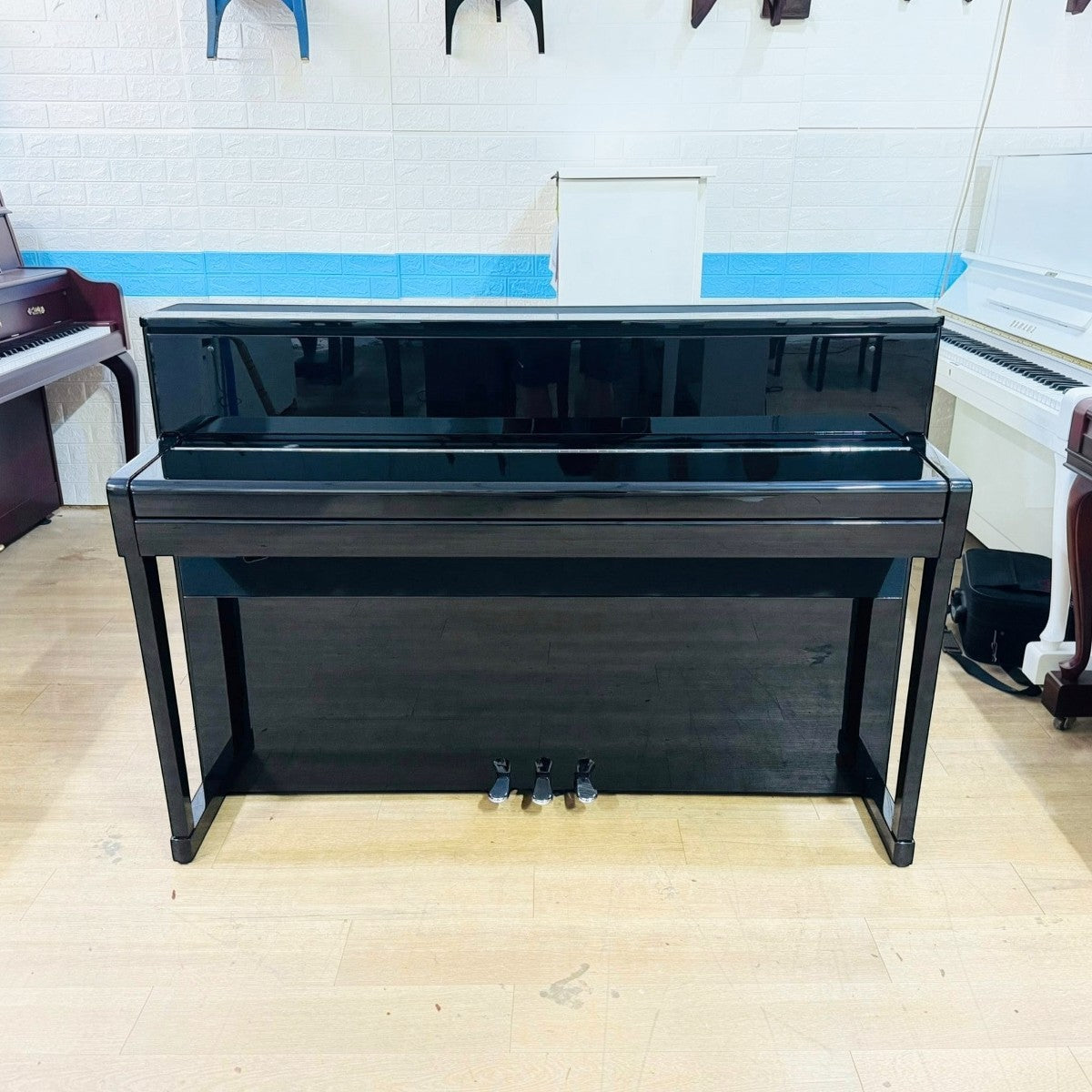 Đàn piano điện Kawai CA99 màu đen bóng sang trọng tại cửa hàng TÂN NHẠC CỤ với thiết kế upright hiện đại