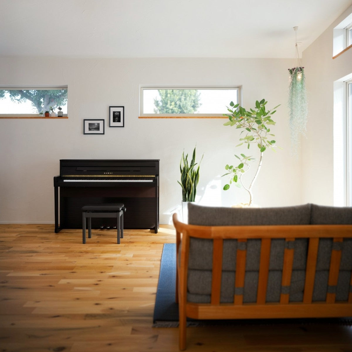 Đàn piano điện Kawai CA99 màu đen bóng sang trọng đặt trong phòng khách hiện đại tại TÂN NHẠC CỤ