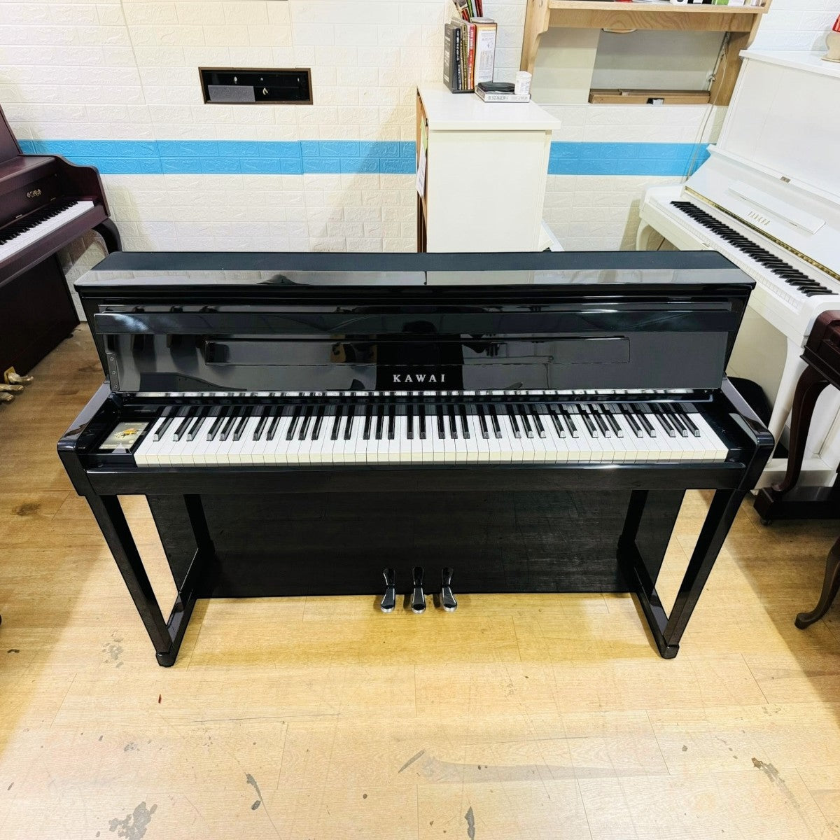 Đàn piano điện Kawai CA99 màu đen bóng sang trọng với bàn phím gỗ thật tại cửa hàng TÂN NHẠC CỤ