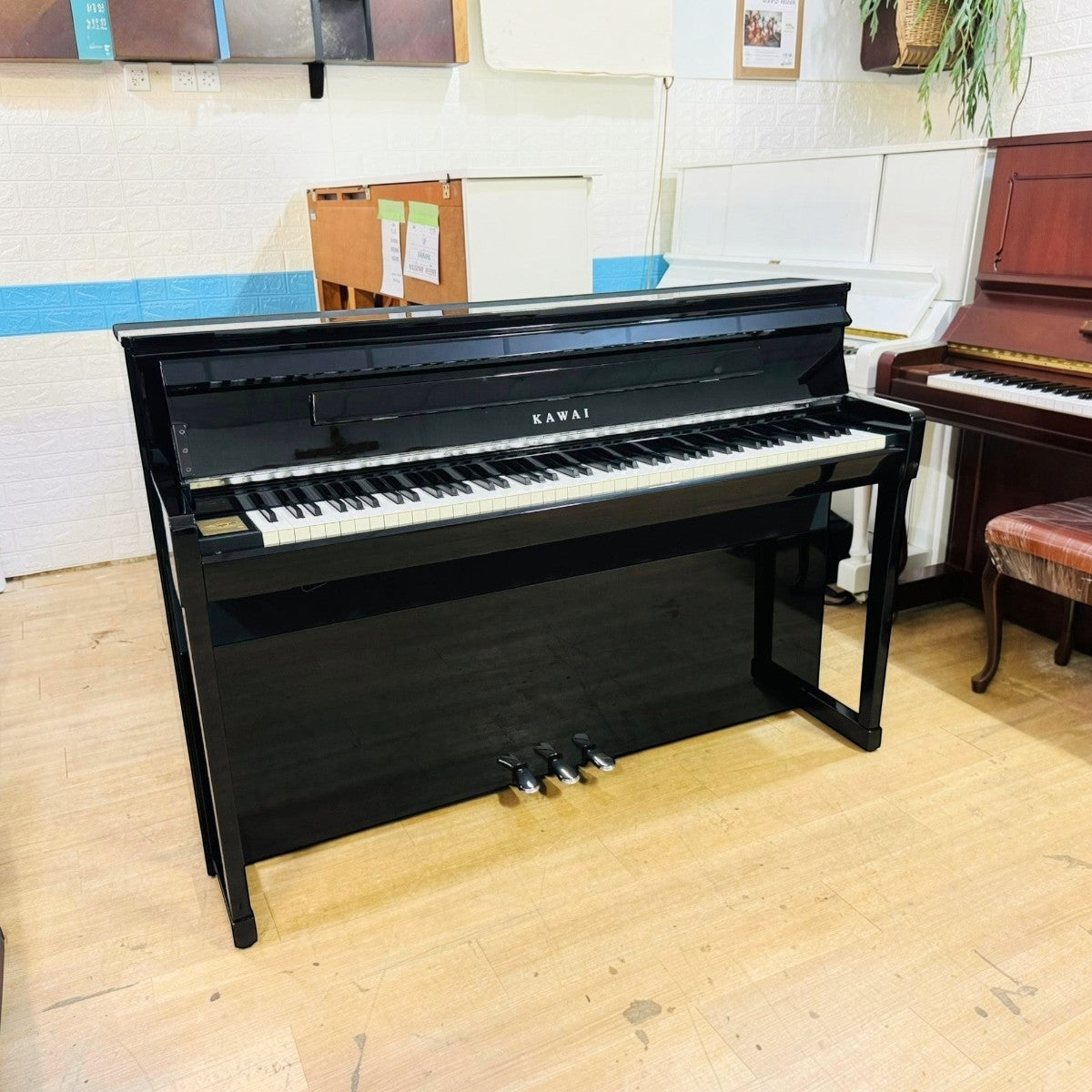 Đàn piano điện Kawai CA99 màu đen bóng sang trọng với bàn phím gỗ thật tại cửa hàng TÂN NHẠC CỤ