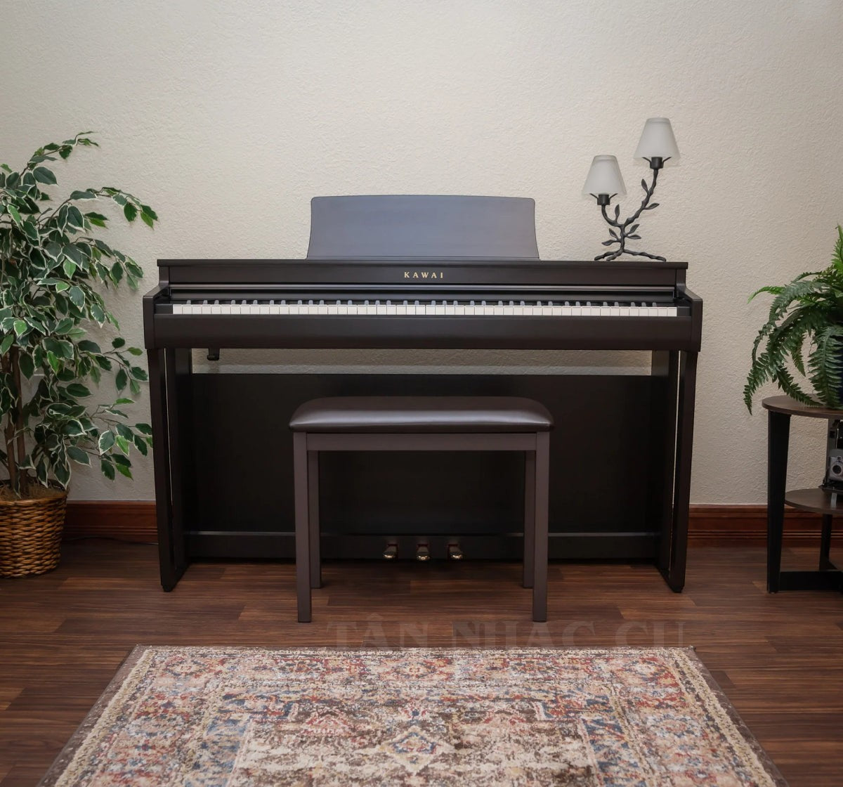 Đàn piano điện Kawai CN201 màu đen sang trọng tại TÂN NHẠC CỤ, thiết kế hiện đại với ghế đàn và không gian nội thất