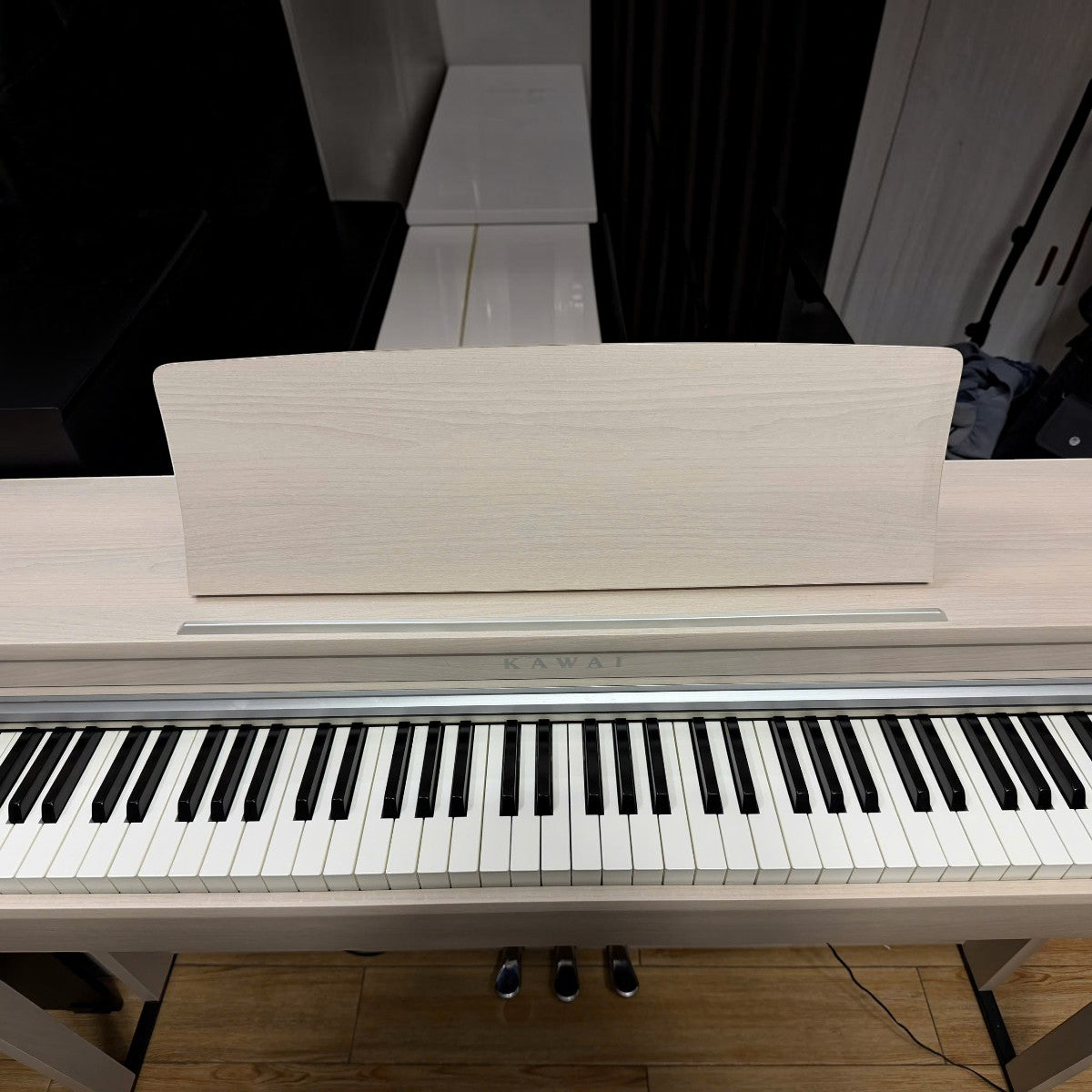 Đàn piano điện Kawai CN201 màu trắng vân gỗ tại TÂN NHẠC CỤ, thiết kế dáng tủ hiện đại với 88 phím búa cao cấp.