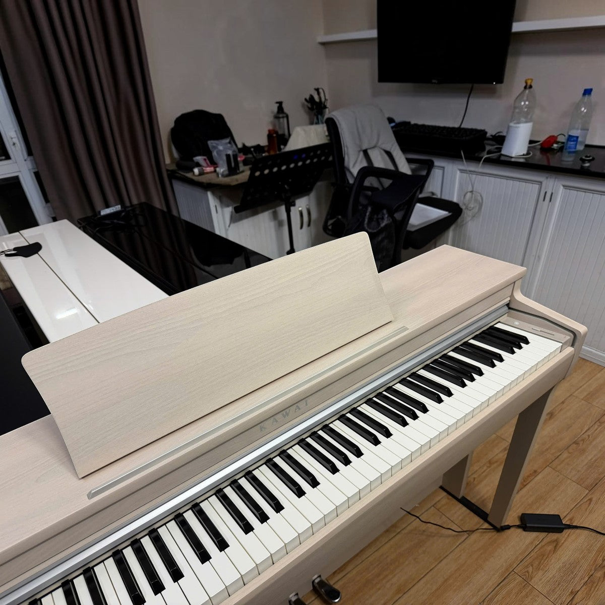 Đàn piano điện Kawai CN201 màu trắng tại Tân Nhạc Cụ, dáng tủ sang trọng với bàn phím búa 88 phím cao cấp