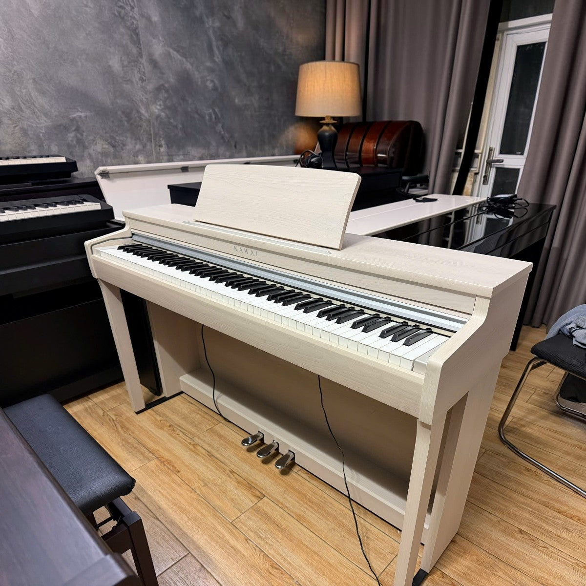 Đàn piano điện Kawai CN201 màu trắng vân gỗ tại Tân Nhạc Cụ, thiết kế dáng tủ hiện đại với 88 phím búa cao cấp.