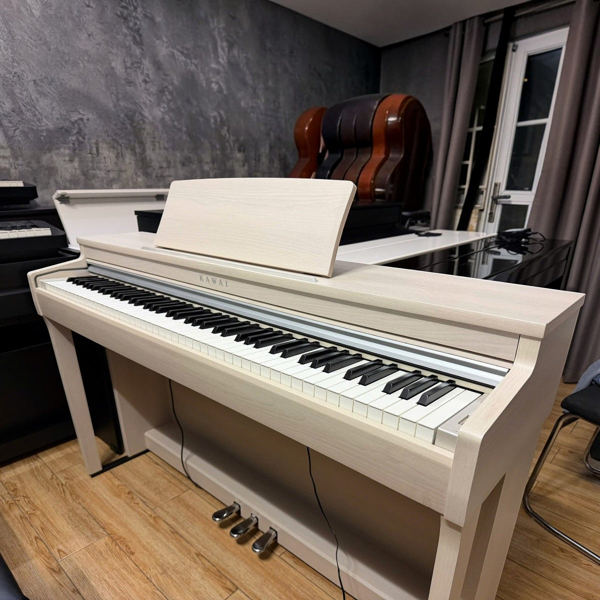 Đàn piano điện Kawai CN201 màu trắng Satin White dáng tủ tại Tân Nhạc Cụ, thiết kế hiện đại với 88 phím búa cao cấp.