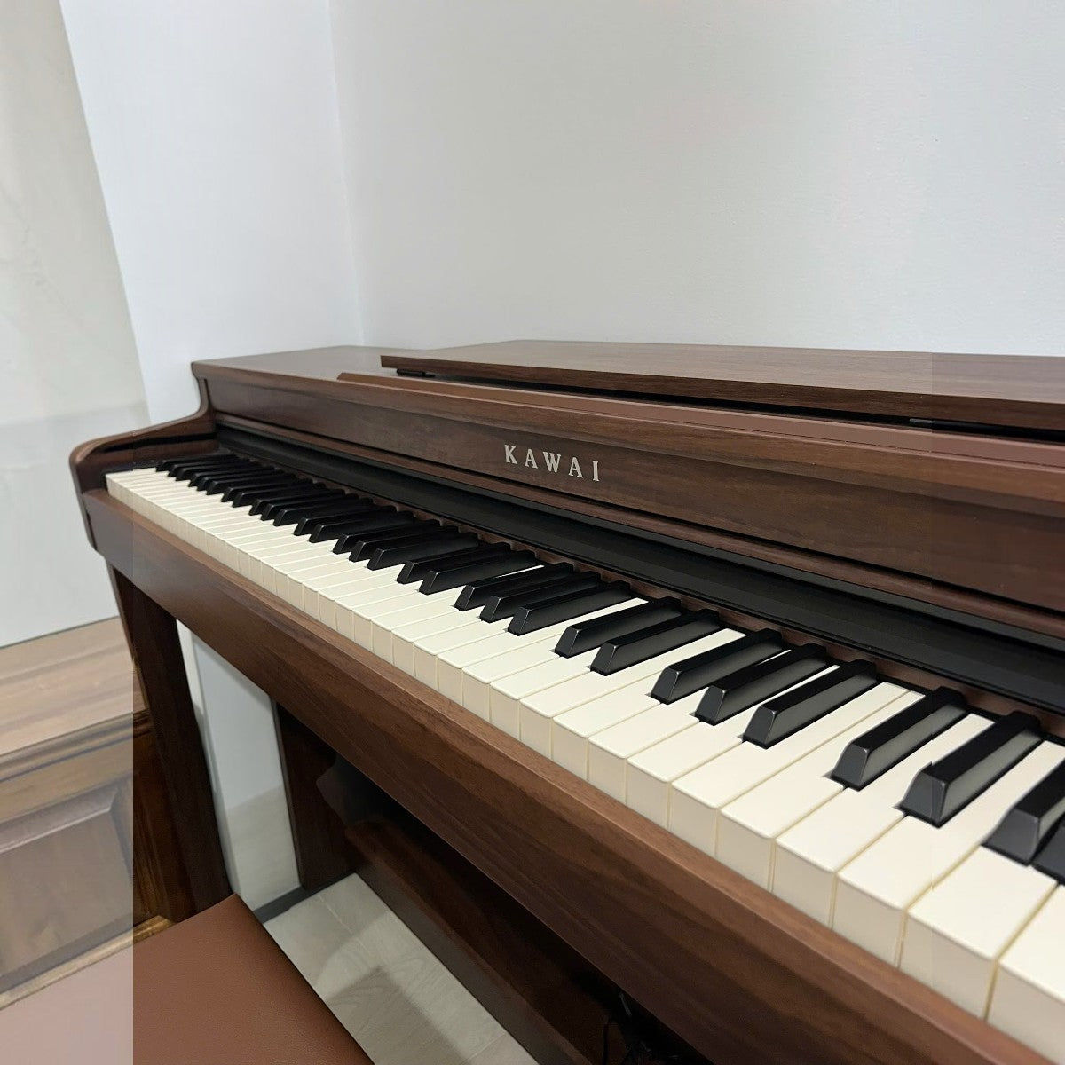 Đàn piano điện Kawai CN201 màu gỗ nâu sang trọng tại TÂN NHẠC CỤ, thiết kế dáng tủ hiện đại với bàn phím búa cao cấp.