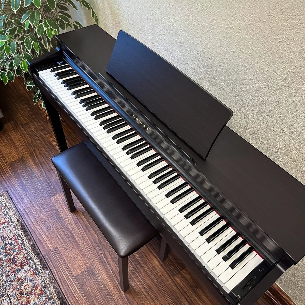 Đàn piano điện Kawai CN201 màu đen sang trọng tại TÂN NHẠC CỤ, thiết kế dáng tủ gọn gàng với ghế đàn đi kèm.