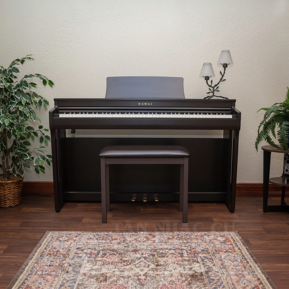 Đàn piano điện Kawai CN201 dáng tủ màu nâu gỗ sang trọng tại TÂN NHẠC CỤ, thiết kế hiện đại với ghế đàn đi kèm.