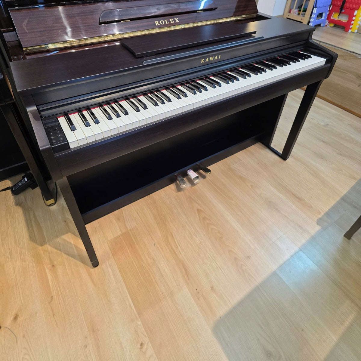 Đàn piano điện Kawai CN201 dáng tủ màu nâu gỗ sang trọng tại Tân Nhạc Cụ, thiết kế 88 phím búa hiện đại.
