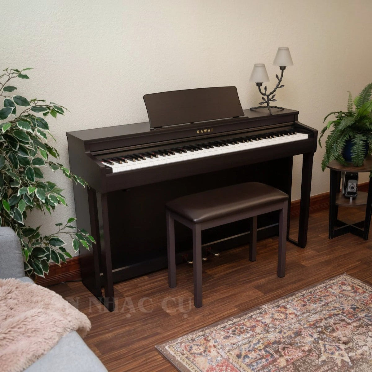 Đàn piano điện Kawai CN201 dáng tủ màu nâu gỗ sang trọng tại TÂN NHẠC CỤ, thiết kế hiện đại với ghế đàn đi kèm.
