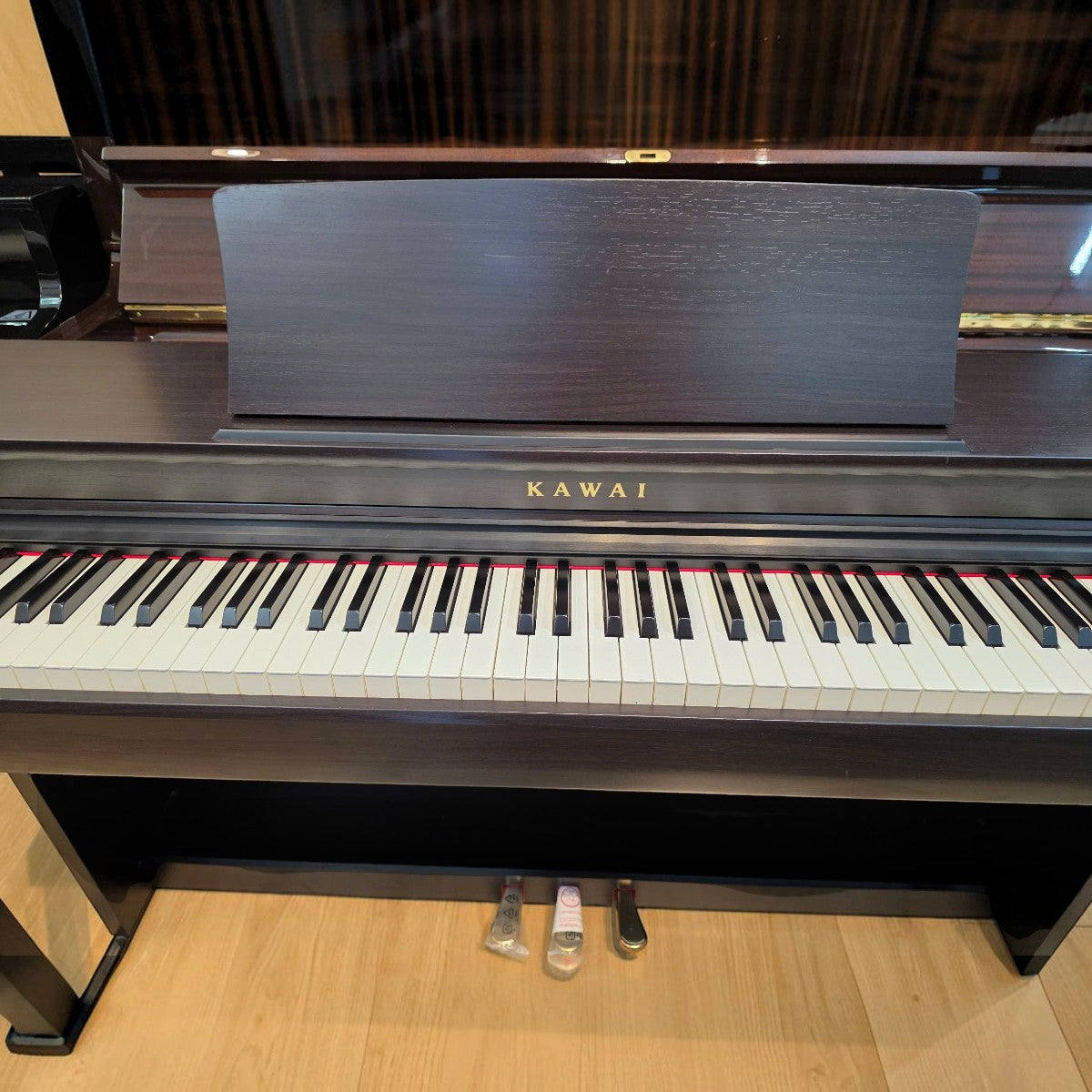 Đàn piano điện Kawai CN201 dáng tủ màu gỗ hồng tại TÂN NHẠC CỤ với bàn phím búa 88 phím và nắp trượt sang trọng