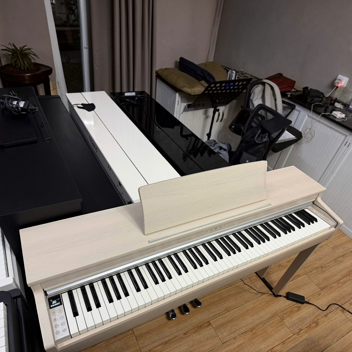 Đàn piano điện Kawai CN201 màu gỗ sáng tại showroom TÂN NHẠC CỤ, thiết kế dáng tủ sang trọng với 88 phím búa.