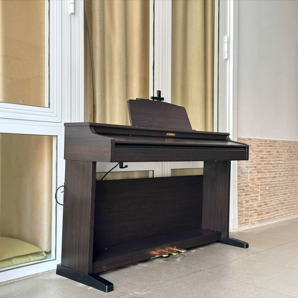 Đàn piano điện Kawai CN21 màu gỗ tối tại Tân Nhạc Cụ với thiết kế dáng tủ sang trọng và 3 pedal chắc chắn
