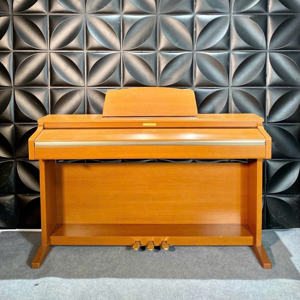 Đàn piano điện Kawai CN21 màu gỗ sáng tại showroom TÂN NHẠC CỤ, thiết kế dáng tủ sang trọng với 3 pedal kim loại.