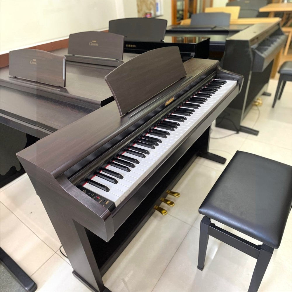 Đàn piano điện Kawai CN22 dáng tủ màu nâu gỗ tại showroom TÂN NHẠC CỤ với bàn phím búa 88 phím và ghế ngồi đi kèm