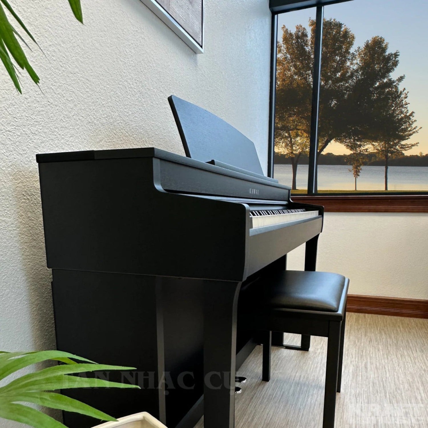 Đàn piano điện Kawai CN301 màu đen sang trọng tại Tân Nhạc Cụ, thiết kế dáng tủ hiện đại bên cửa sổ.