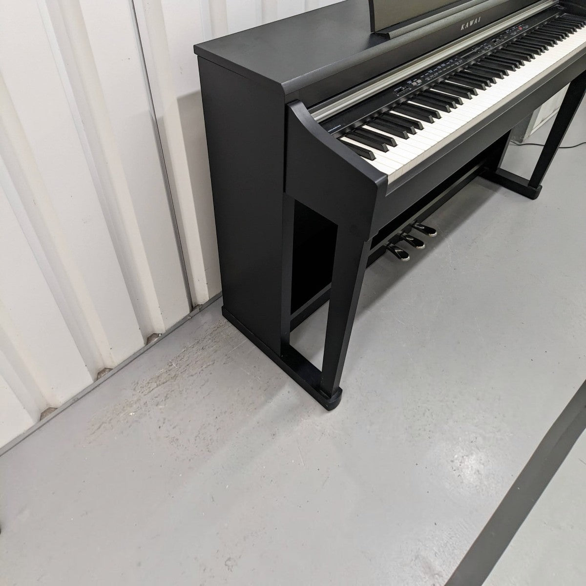 Đàn piano điện Kawai CN33 màu đen sang trọng tại TÂN NHẠC CỤ với thiết kế dáng tủ hiện đại và bàn phím cao cấp
