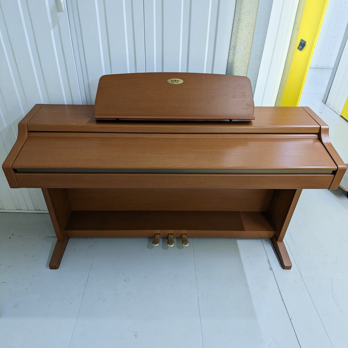 Đàn piano điện TÂN NHẠC CỤ Kawai CN33 dáng tủ màu gỗ sang trọng với thiết kế nắp trượt và bàn phím búa cao cấp