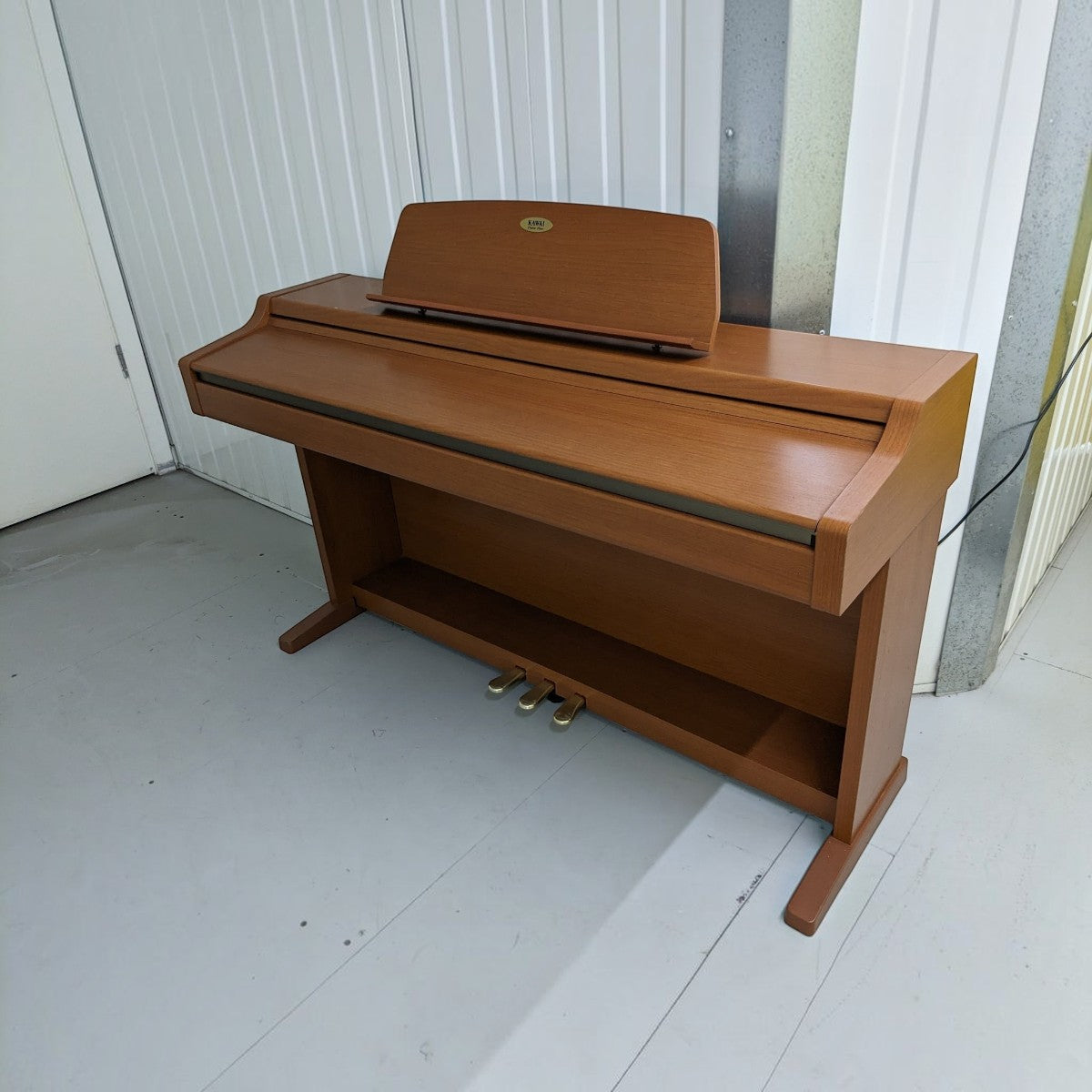 Đàn piano điện TÂN NHẠC CỤ Kawai CN33 dáng tủ màu gỗ sang trọng với thiết kế bàn phím búa cao cấp