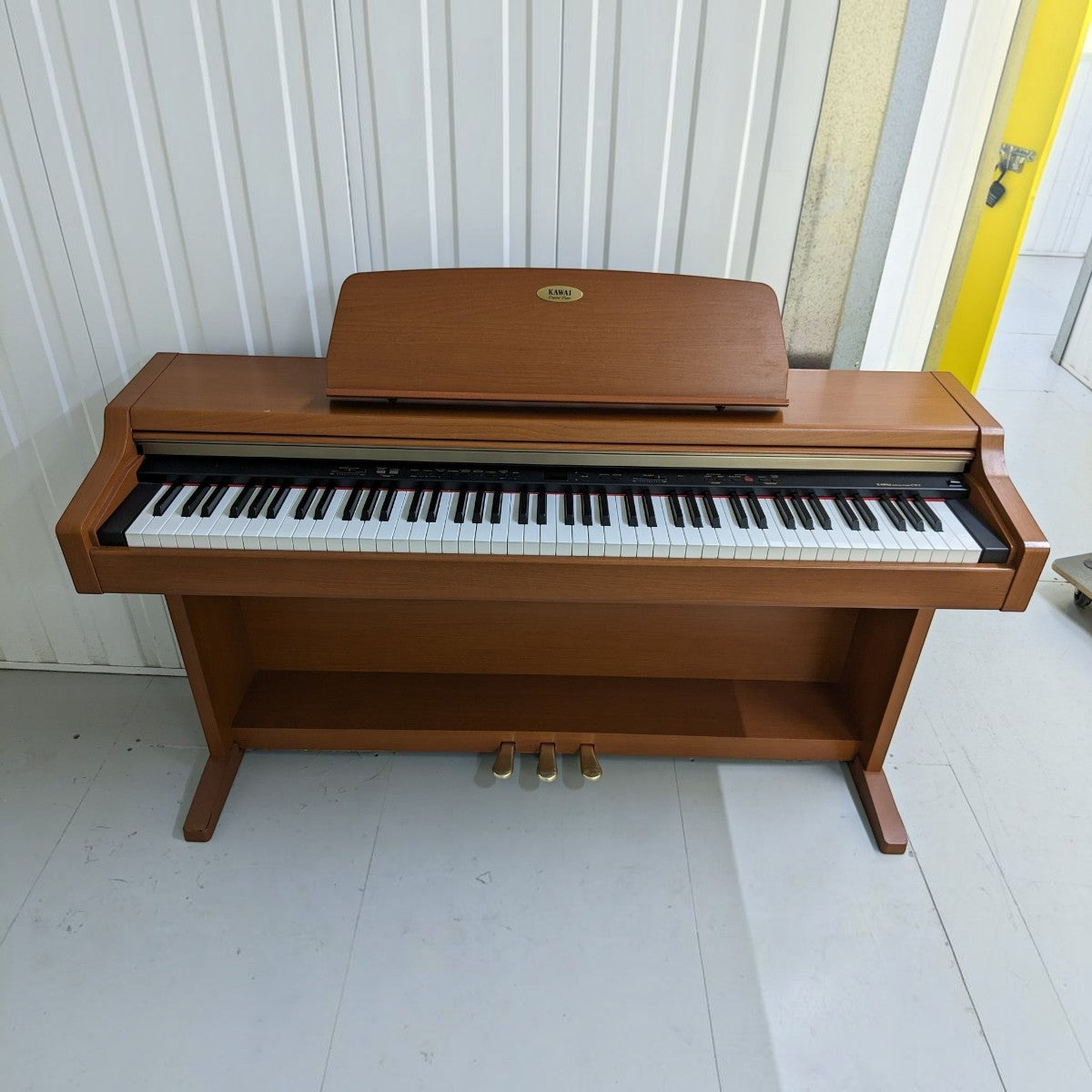 Đàn piano điện Kawai CN33 dáng tủ màu gỗ sang trọng với bàn phím Responsive Hammer tại cửa hàng TÂN NHẠC CỤ