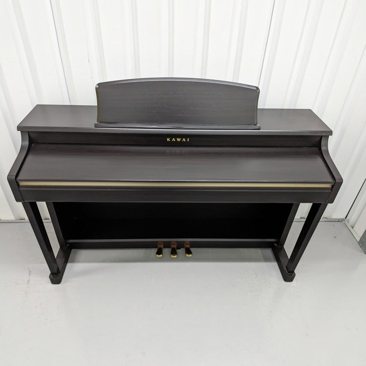Đàn piano điện Kawai CN33 dáng tủ màu nâu gỗ sang trọng tại TÂN NHẠC CỤ, thiết kế tinh tế với nắp trượt bảo vệ phím
