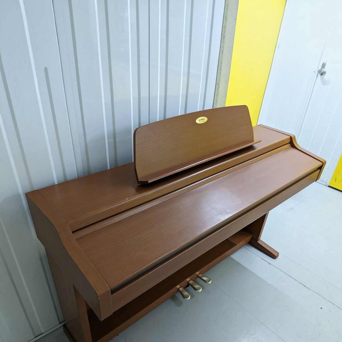 Đàn piano điện TÂN NHẠC CỤ Kawai CN33 dáng tủ màu gỗ sang trọng với thiết kế nắp trượt và bàn phím búa cao cấp