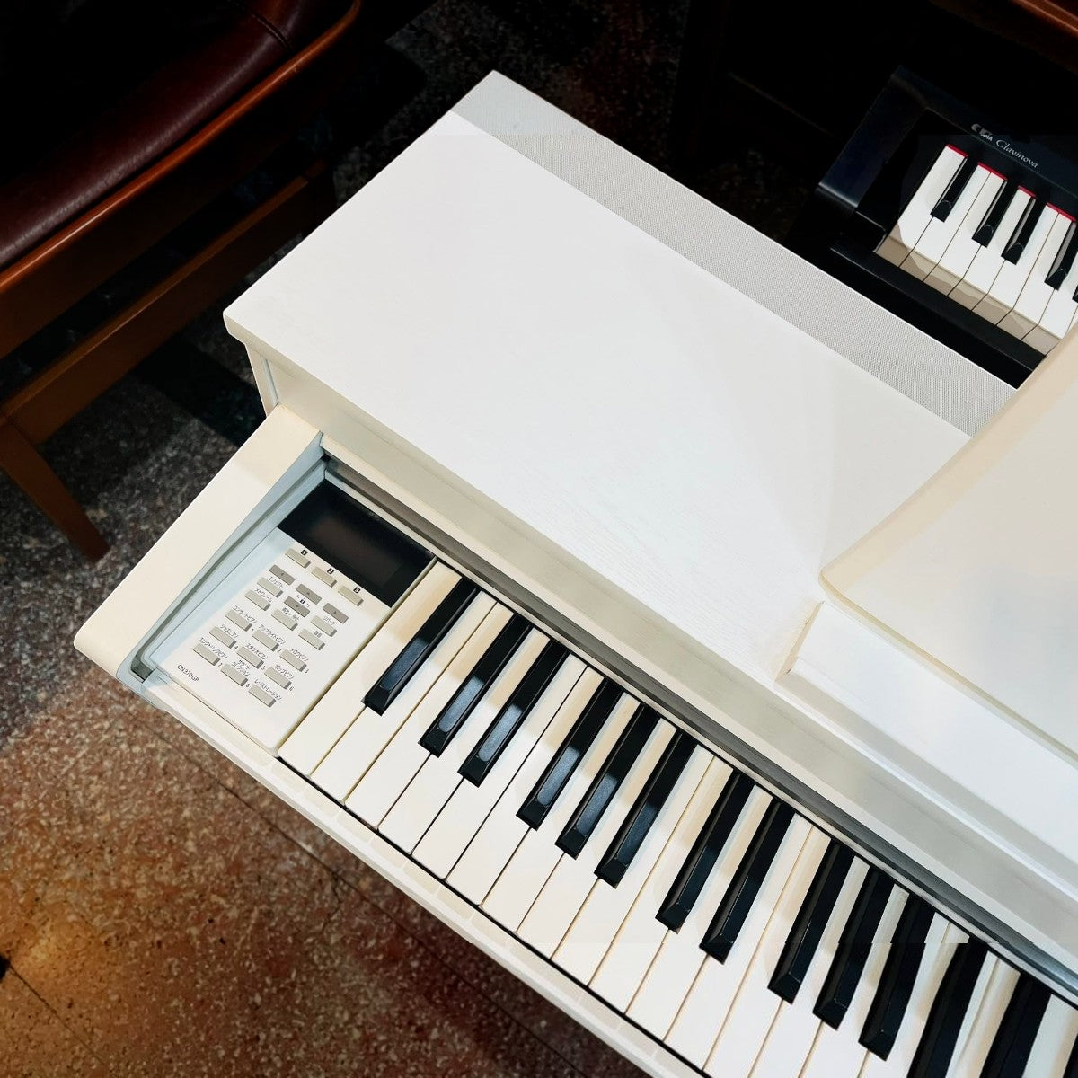 Đàn piano điện Kawai CN370GP màu trắng dáng grand thu nhỏ tại TÂN NHẠC CỤ với bảng điều khiển và phím búa RHIII