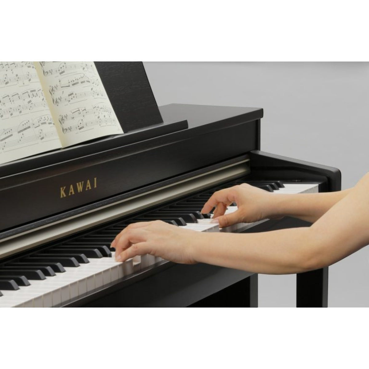 Đàn piano điện TÂN NHẠC CỤ Kawai CN370GP màu đen với bàn phím búa RHIII Ivory Touch đang được chơi