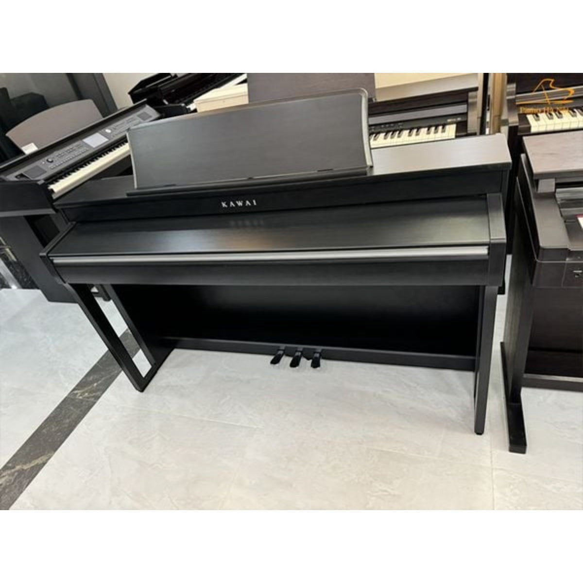 Đàn piano điện Kawai CN370GP màu đen sang trọng tại cửa hàng TÂN NHẠC CỤ với thiết kế tinh tế và bàn phím chân thực