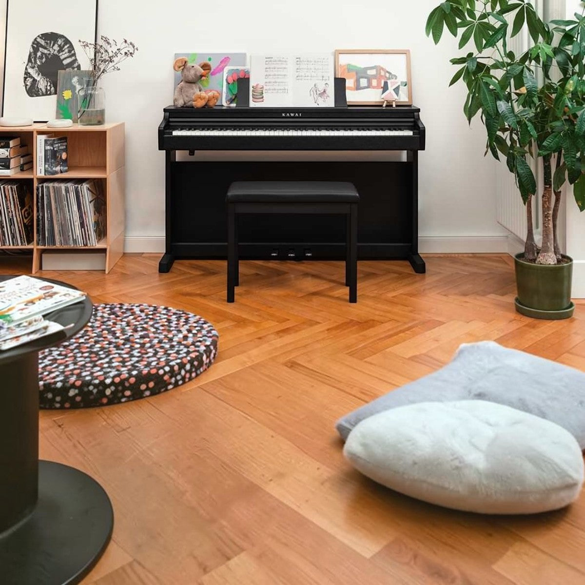 Đàn piano điện Kawai CX202 màu đen sang trọng đặt trong phòng khách ấm cúng tại Tân Nhạc Cụ