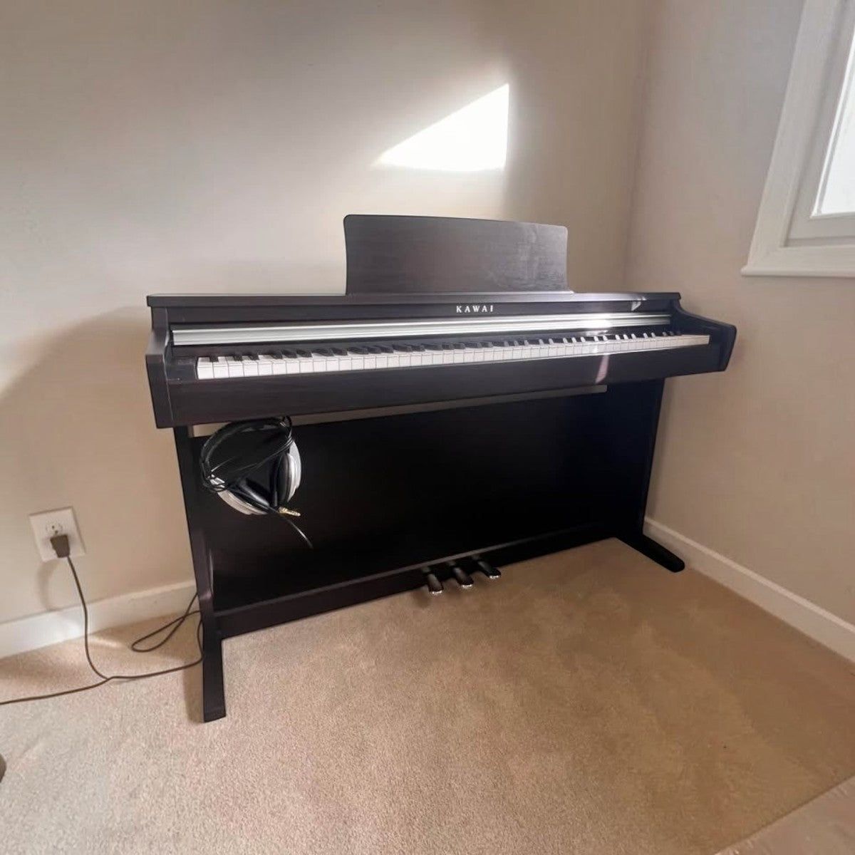 Đàn piano điện Kawai CX202 màu đen sang trọng với thiết kế dáng tủ hiện đại tại Tân Nhạc Cụ