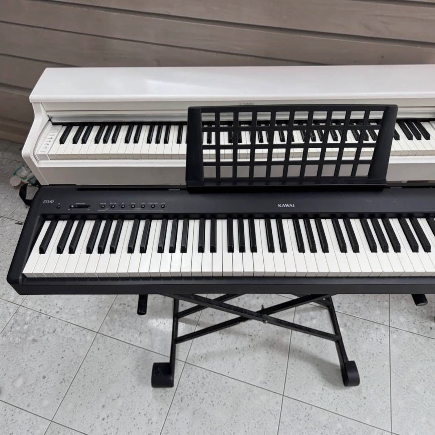 Đàn piano điện Kawai ES110 màu đen tại showroom TÂN NHẠC CỤ, thiết kế di động với giá đỡ chữ X