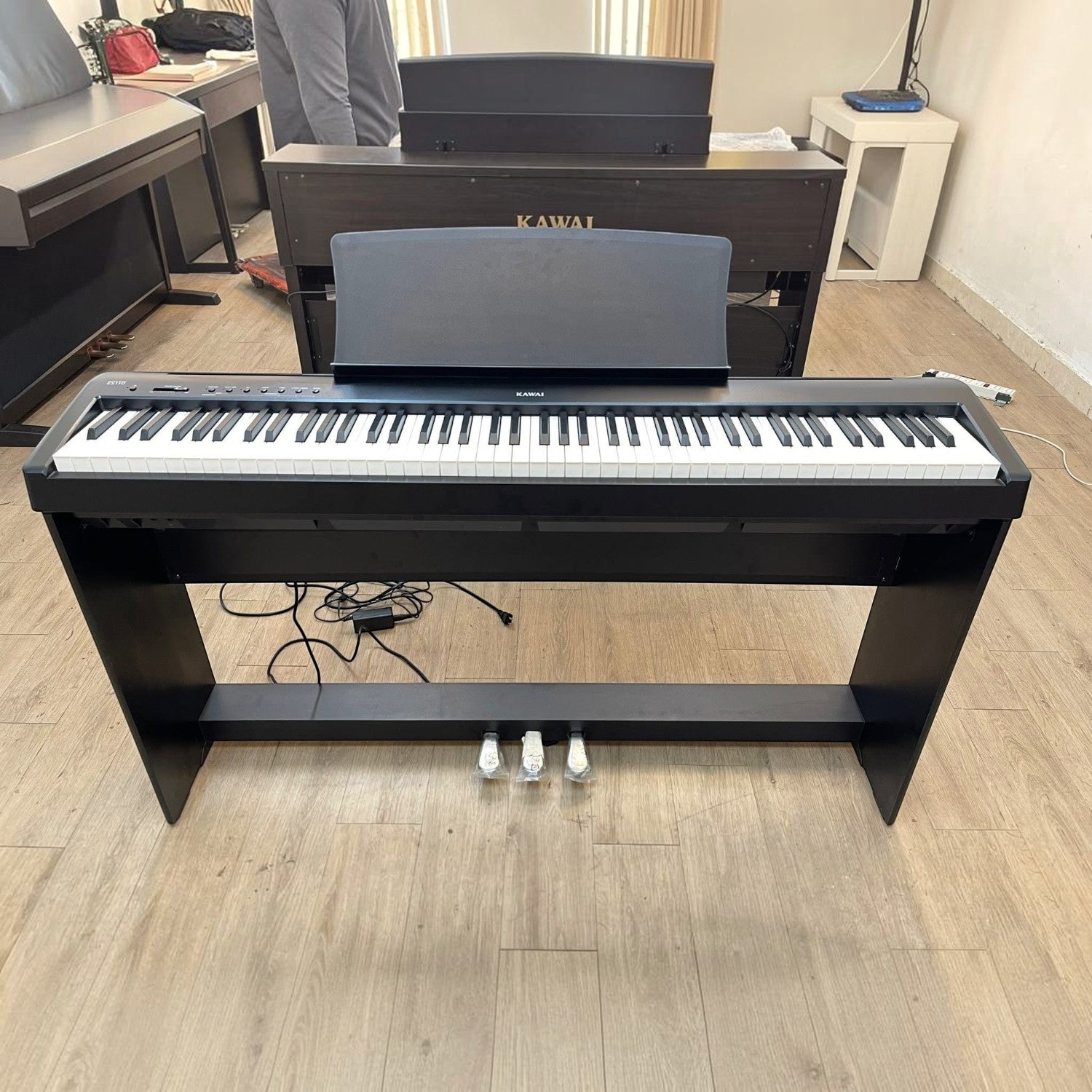 Đàn piano điện Kawai ES110 màu đen tại showroom TÂN NHẠC CỤ, thiết kế di động với 88 phím búa và giá đỡ chắc chắn.