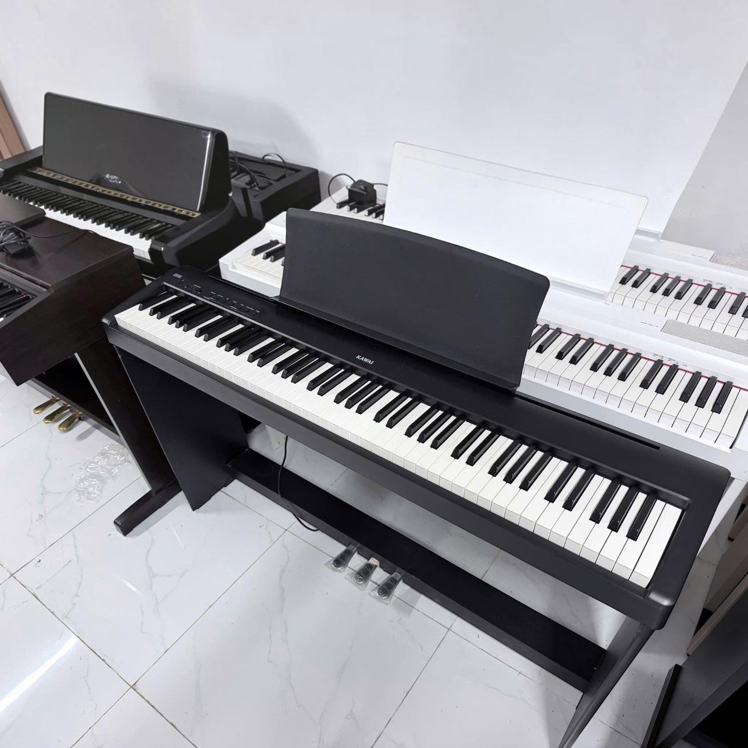 Đàn piano điện Kawai ES110 màu đen tại showroom TÂN NHẠC CỤ với bàn phím búa 88 phím và thiết kế di động gọn nhẹ