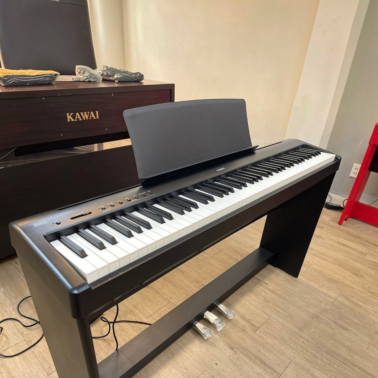 Đàn piano điện Kawai ES110 màu đen tại showroom TÂN NHẠC CỤ, thiết kế di động với 88 phím búa và giá đỡ nhạc